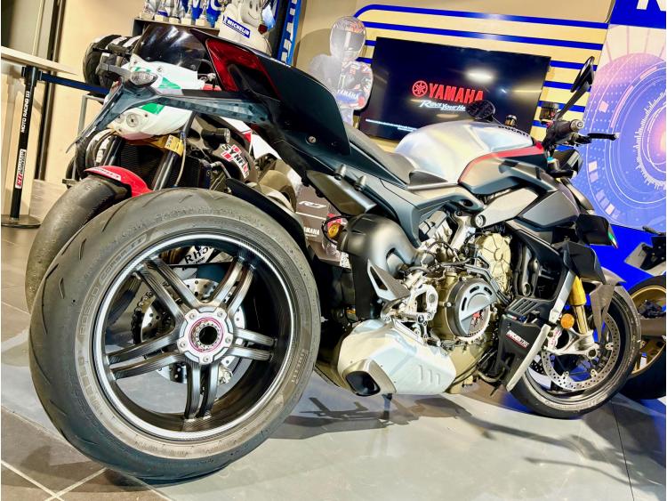 DUCATI STREETFIGHTER V4 SP  N° 1064
